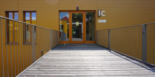 Die Evangelische Akademie Thüringen (EAT) als Dienstort hat ihren Sitz im Anbau C des Zinzendorfhauses in Neudietendorf. Foto: © EAT