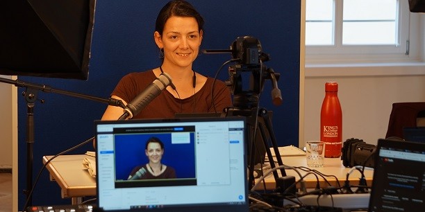Im Zinzendorfhaus steuert das Organisationsteam die Online-Sommerakademie: An jedem Abend finden öffentlich zugängliche Online-Vorträge und -Podiumsdiskussionen statt. Foto: (c) Leni Kästner/EAT.