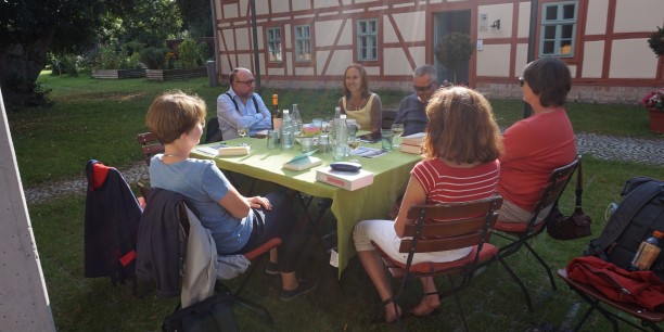 Sonnenbeschienen ließ es sich beim Literarischen Garten vortrefflich über Bücher sprechen. Foto: © Zubarik/EAT