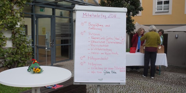Im Garten des Zinzendorfhauses erwartete die Mitarbeitenden ein buntes Programm rund um das Thema Nachhaltigkeit im Alltag. Foto: © Wuttke/EAT