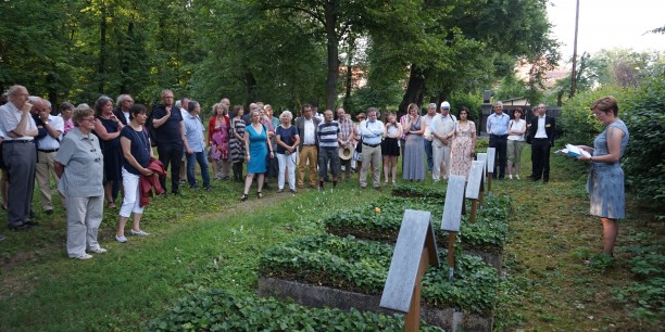 Die Kulturanthropologin Dr. Stephanie Böß führte über den Gottesacker der Ev. Brüdergemeine und erzählte aus Neudietendorfer Lebensläufen. Foto: @Désirée Frahnow