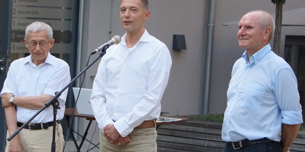 Reinhard Hild (Mitte) eröffnet das Sommerfest des Freundeskreises. Neben ihm gehören auch Ernst Herrbach (links) und Konrad Rinke (rechts) zum Vorstand des Freundeskreises. Foto: ©Désirée Frahnow