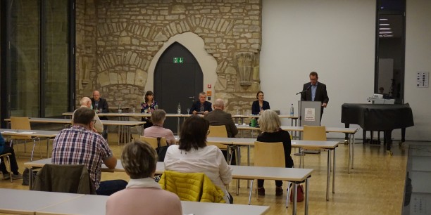 Franz-Josef Schlichting, Leiter der Landeszentrale für politische Bildung, eröffnete das Podiumsgespräch im Augustinerkloster Erfurt. Foto: © Wuttke/EAT