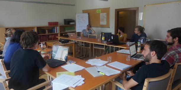 Sie diskutieren in neun parallelen Workshops, die von insgesamt 24 Dozent*innen geleitet werden, über Themen wie feministische Ökonomik, Postwachstum oder  post-keynesianische Ökonomik. © Anton Möller