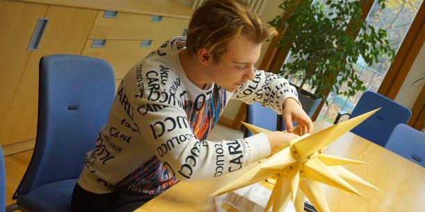 Im FSJ fallen auch "saisonale Aufgaben" an, wie z.B. im Advent das Zusammenfügen des Herrnhuter Sterns. Foto: © Schreiter/EAT
