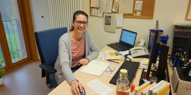 Der Schreibtisch einer Tagungsassistenz ist immer gut gefüllt mit vielseitigen Aufgaben. Foto: © Zubarik/EAT