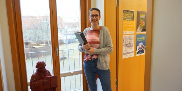 Der neue Arbeitsplatz an der Evangelischen Akademie Thüringen gefällt Anna Lübbers gut. Foto: © Zubarik/EAT
