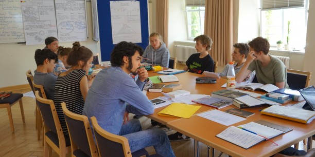 Auch in diesem Jahr arbeiten die Jugendlichen in Gruppen zusammen und finden so Lösungsansätze für ihre Fragen. Foto: ©Désirée Reuther