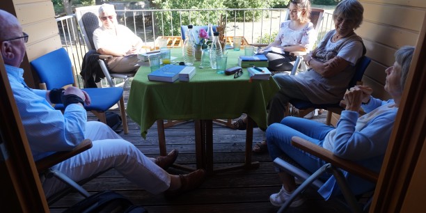 Der Literarische Garten fand diesmal auf dem Balkon der Evangelischen Akademie Thüringen statt, bei schönster Abendsonne. Foto: © Zubarik/EAT
