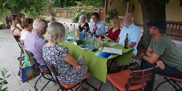 Literarische Runde im Gartenpavillon des Zinzendorfhauses. Foto: © Zubarik/EAT