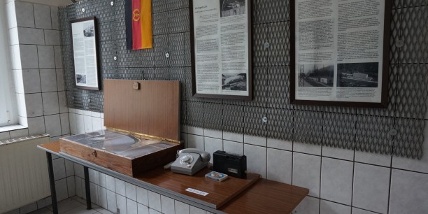 Im Grenzbahnhofmuseum Probstzella kann man noch heute die spezifischen Verfahren der Grenzkontrollen in der DDR nachempfinden. Foto: © Zubarik/EAT