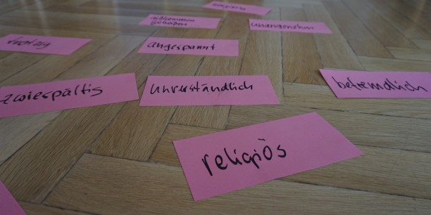  Im Workshop wurden Themen zunächst aus der Perspektive persönlicher Erfahrungen betrachtet. Zum Beispiel: Was bedeutet mir Religionsfreiheit? Foto: ©Désirée Reuther/ EAT