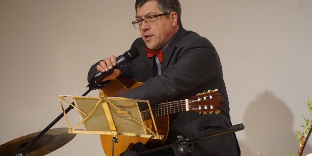 Friedrich Kramer, Akademiedirektor der Evangelischen Akademie Sachsen-Anhalt, brillierte mit einer Neu-Interpretation eines Liedes von Wolf Biermann: "Große Ermutigung" als Danksagung. Foto: © Annekathrin Härter/ EAT