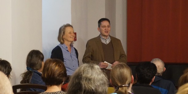 Das anschließende Gespräch über den Film begleiteten Christine Mosbach und Marcus Sternberg vom Thüringer Hospiz- und Palliativverband. Foto: (c) Zubarik/EAT