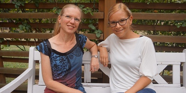Neue Kolleginnen in ihrer ersten Arbeitswoche in der Evangelischen Akademie: Sabine Zubarik (li) und Tina Schweizer (re). Foto: ©Carina Rüllich/EAT