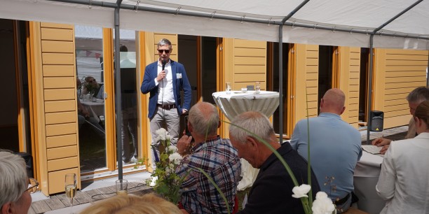 Der Vorsitzende des Freundeskreises der Akademie Reinhard Hild begrüßte die Gäste zum diesjährigen Sommerfest. Foto: (c) Zubarik/EAT