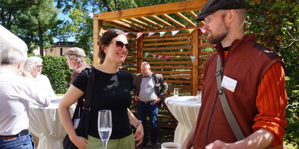 Beim Sommerfest der Akademie und des Freundeskreises gab es viel Zeit und Raum für Begegnung und Gespräche. Foto: (c) Zubarik/EAT