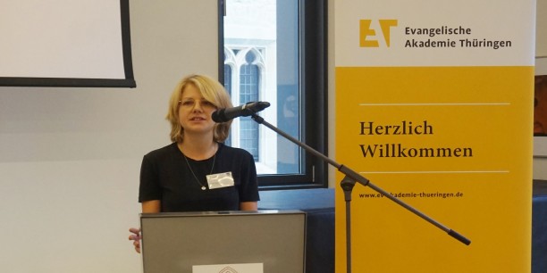 Charlotte Theile aus Zürich fragte, ob das Grundeinkommen eine Chance sei, auf die sich aktuell vollziehenden Veränderungen der Arbeitswelt zu reagieren. Foto: ©Leni Kästner/EAT