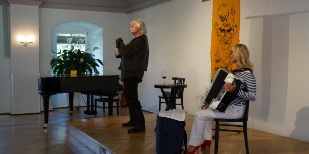 Ulf Annel und Verena Fränzel vom Kabarett "Die Arche" präsentierten ihr vielseitiges Ringelnatzprogramm im Chorsaal des Zinzendorfhauses. Foto: (c) Zubarik/EAT