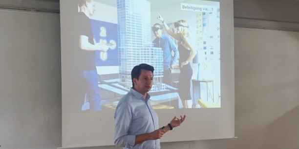 Robert Zepic von der Technischen Universität München eröffnete die Tagung mit einem Blick auf die Geschichte der wechselhaften Beziehung von Online-Medien und Demokratie. © Foto: Leni Kästner/EAT
