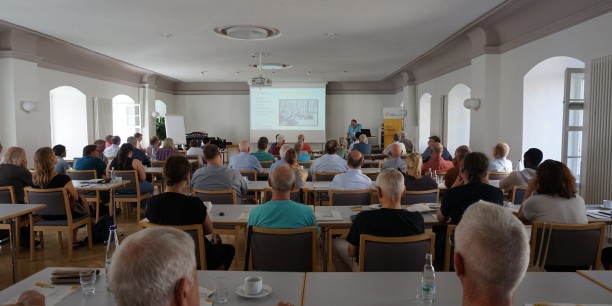 Vor zahlreichem Publikum spricht Prof. Dr. Jörg Seiler (Uni Erfurt) zu Überzeugungen und Bekenntnissen katholischer Bausoldaten. Foto: (c) Wollenhaupt-Schmidt/EAT