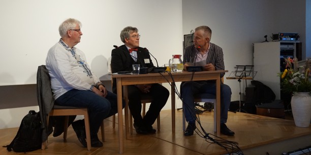 Landesbischof und Friedensbeauftragter Friedrich Kramer diskutiert mit Ralf Haska, ehemaliger Pfarrer in Kyjiw, über Krieg und Frieden heute - moderiert von Sebastian Kranich. Foto: (c) Wollenhaupt-Schmidt/EAT