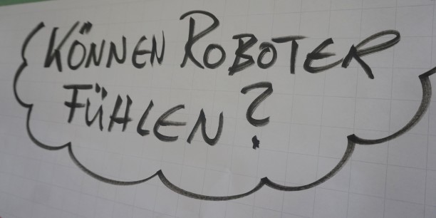 Im Workshop von  Matthias Kasparick überlegten die Teilnehmenden in einem philosophischen Gespräch, ob Roboter Gefühle haben können. Foto:  ©EAT/Schweizer