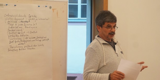 Streiten statt Pöbeln - Christian Schneider, Journalist und Content-Moderator beim MDR, gab einen Einblick in journalistische Arbeit. Im Workshop versuchten sich die Teilnehmenden an der Moderation von Nutzerkommentaren. Foto: © EAT/Grooten