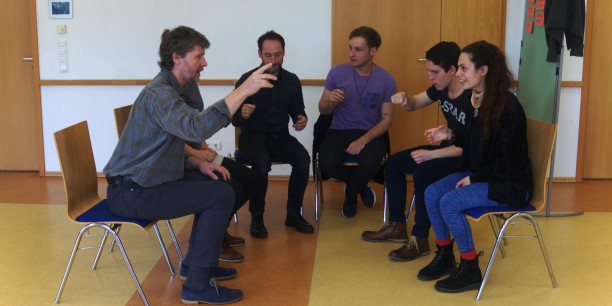 "Das Familienessen" ist eine der beiden Theaterszenen, die die Teilnehmenden im Seminar beispielhaft entwickelten. Foto: ©EAT