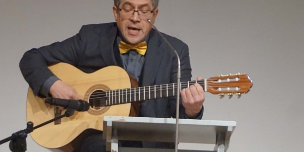 Friedrich Kramer, Direktor der Ev. Akademie Sachsen-Anhalt, erinnerte in seinem musikalischen Grußwort an den Barbara-Tag am 4. Dezember: "Das Blühen ist nicht mehr fern - darauf freuen wir uns!" Foto: © EAT