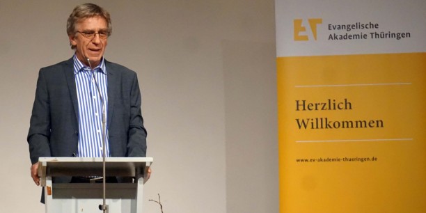 Dr. habil. Klaus Holz, Generalseretär der Ev. Akademien in Deutschland, freute sich über die "neue Stimme aus Neudietendorf" und wünschte sich Kontinuität im guten Verhältnis von Dachverband und Thüringer Akademie. Foto: © EAT