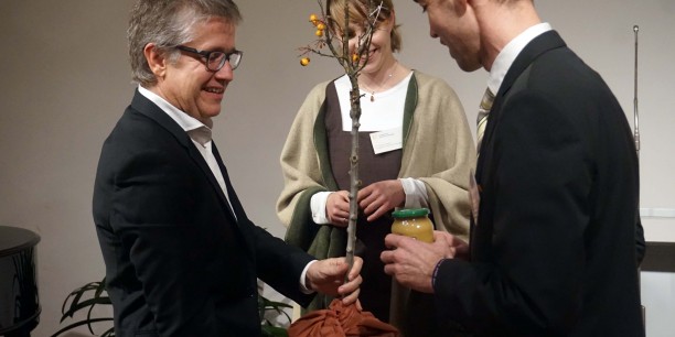 Ein Apfelbäumchen als Willkommensgeschenk zur Einführung überreichte das Team der Ev. Akademie Thüringen. Foto: © EAT