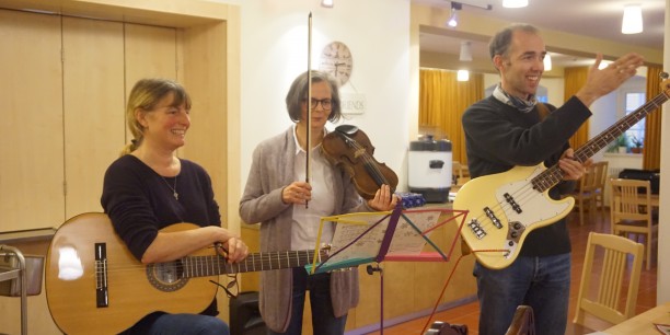 Beim gemeinsamen Singen gab es hervorragende musikalische Begleitung. Foto: © EAT