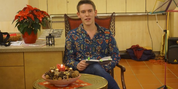 Julius Reich (FSJ der EAT) liest Paul Maars Geschichte vom doppelten Weihnachtsmann. Foto: © EAT