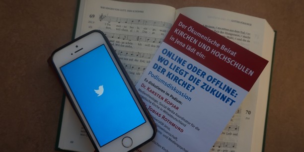 Twitter oder gedrucktes Wort - Wo liegt die Zukunft der Kirche? Und muss man sich da überhaupt entscheiden? Foto: © EAT