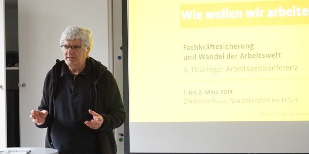 Prof. Dr. Christian Scholz sensibilisiert auf der 6. Thüringer Arbeitszeitkonferenz für die Vorstellungen der Generation Z. Foto: (c) Sabine Zubarik/EAT.