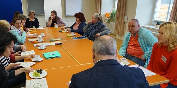 Rund 40 Teilnehmende diskutieren auf der 6. Thüringer Arbeitszeitkonferenz über Arbeitszeiten, Betriebsklima und die Notwendigkeit klarer Rahmenbedingungen für gute Arbeit. Foto: (c) Claudia Wohlbür/EAT.