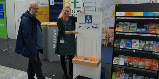 Votingstation zum Tempolimit und Inforegal beim ökumenischen Stand von Bistum und EKM. Foto: © EAT