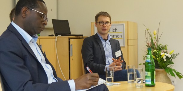 Erfahrungen zum Umgang mit Rechts/Populismus: Karamba Diaby und Sebastian Striegel im Gespräch. Foto: © EAT