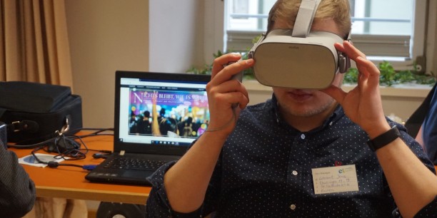 "Politik vor Augen" - VR-Brillen können als Methode politischer Bildung ausprobiert werden. Foto: © EAT