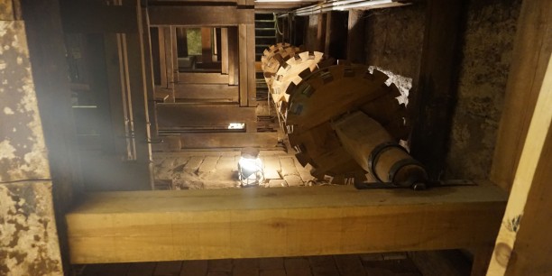 Ein Blick auf die hölzerne Theatermaschinerie unter der Bühne. Foto: © EAT
