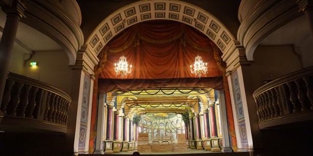Die Kulissen für das diesjährige Molière-Stück im Ekhof-Theater. Foto: © EAT