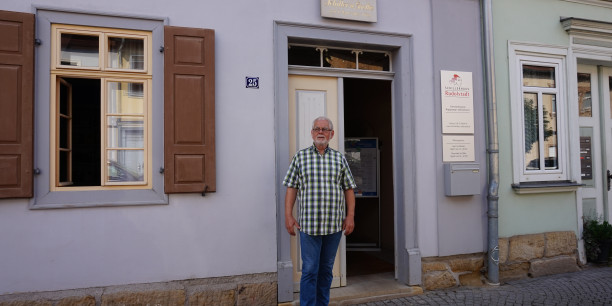 Vor der Runde im Garten bot Michael Gutberlet eine 45-minütige literarische Stadtführung an. Foto: (c) Zubarik/EAT