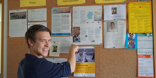 Julius Reich bestückte regelmäßig die Presse- und Infowand der EAT mit aktuellen Berichten aus den Printmedien. Foto: © EAT