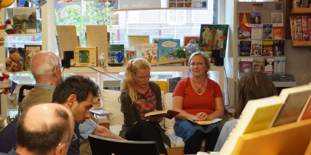 Christiane Mock (re) und Sabine Zubarik (li) lasen abwechselnd aus den vorgestellten Büchern ausgewählte Stellen vor. Foto: © EAT