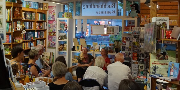 Die Wohnzimmeratmosphäre der gemütlichen Buchhandlung Contineo trug dazu bei, dass das Publikum sich rege am Gespräch beteiligte. Foto: © EAT