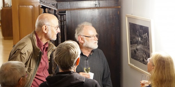 Harald Kirschner führte die Gäste durch die Ausstellung und beantwortete Fragen. Foto: © EAT