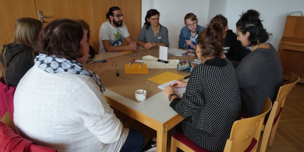 Adam Alazawe und Angelika Heller (Mitte) sprachen mit Schülerinnen und Schülern der Oststadtschule Eisenach über Flucht aus Syrien. Foto: © EAT
