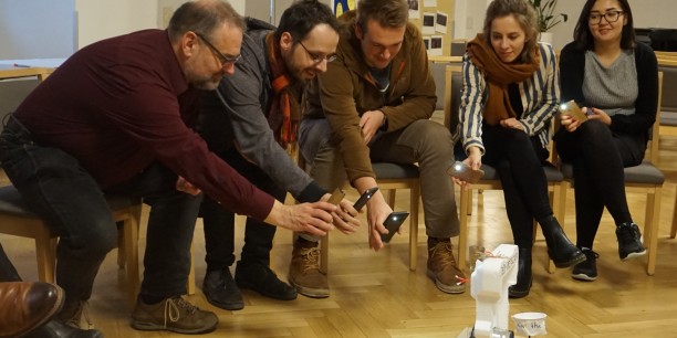Begeistert wurden die selbstgebauten Androiden im Plenum getestet. Foto: © EAT