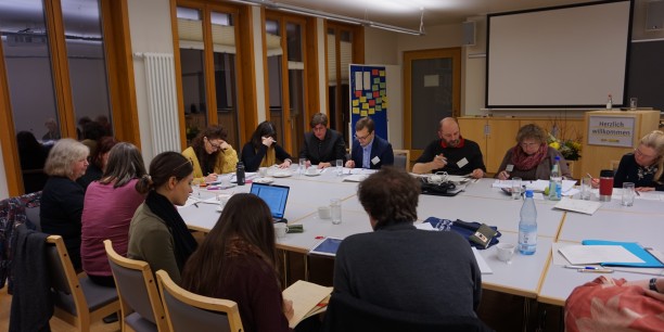 In der Arbeitsgruppe zu "Fluchtpunkt Insel" leitete Dr. Charlton Payne die Teilnehmenden zur Lektüre von Sherko Fatahs Roman "Das dunkle Schiff" an. Foto: © EAT
